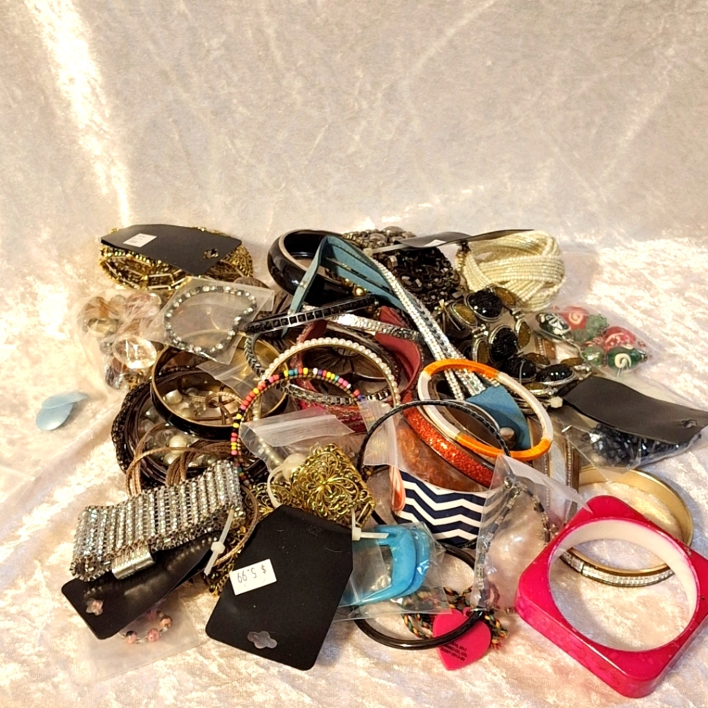 Fashion Jewelry Collection - LOT 3 - 44 pieces